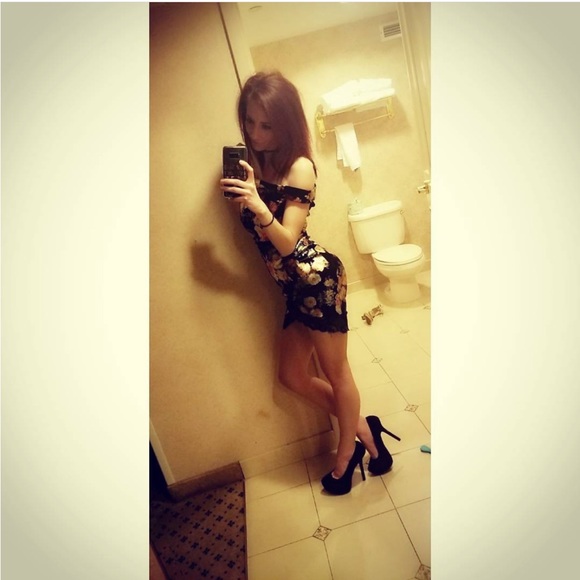 🚀MEET YOUR POSHER, KELLIE⚡️ - Picture 10 of 16